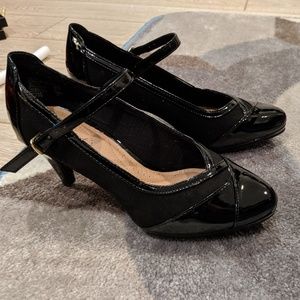 [NWOT] size 8 Black strap heels